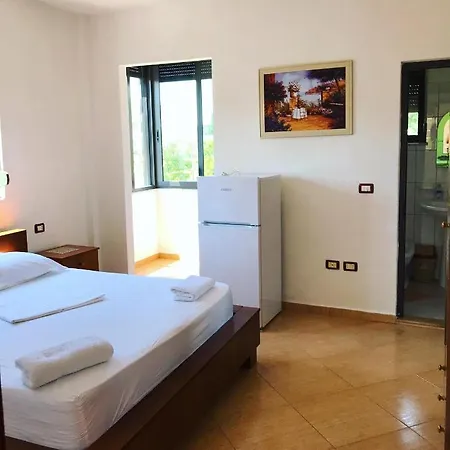 아파트 Vila Aliaj For 2 With Private Balcony And Garden View
