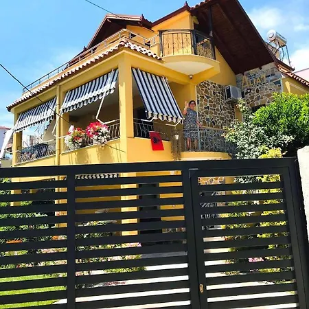 아파트 Vila Aliaj For 2 With Private Balcony And Garden View