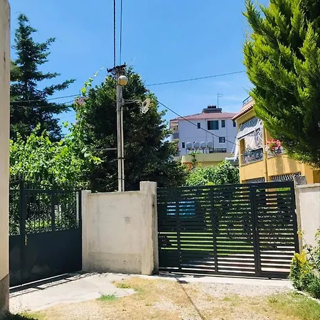 Vila Aliaj For 2 With Private Balcony And Garden View 아파트