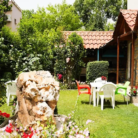 아파트 Vila Aliaj For 2 With Private Balcony And Garden View